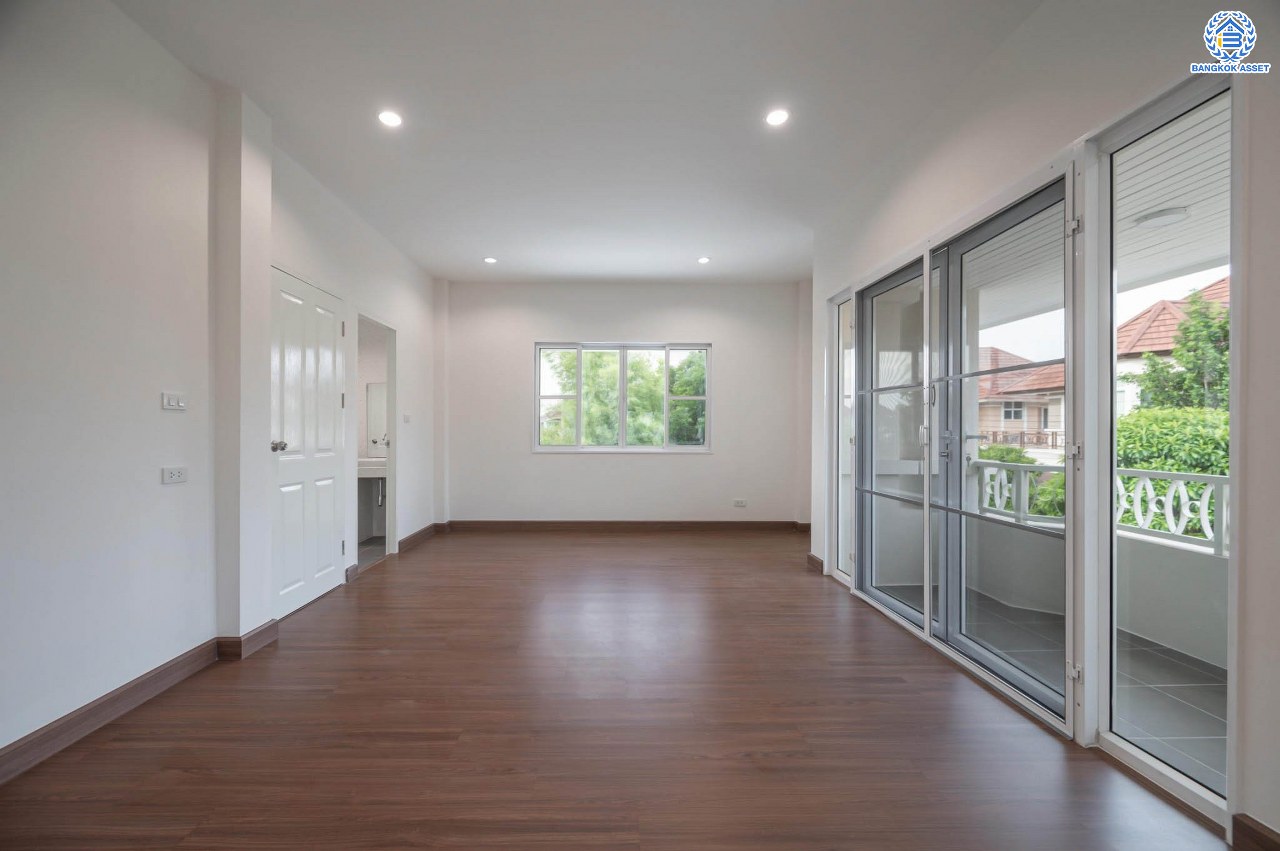 บ้านมือสองตกแต่งใหม่ โครงการ อรุณวดี พระราม5-รัตนาธิเบศร์ หลังมุม เนื้อที่ 50.4 ตร.ว. ฟังก์ชัน 3 ห้องนอน 2 ห้องน้ำ 1 ห้องอเนกประสงค์ จอดรถได้ 1 คัน บนทำเลทำเลศักยภาพ ติดถนนราชพฤกษ์ เชื่อมต่อทุกการเดินทาง ใกล้รถไฟฟ้าสายสีม่วง "สถานีบางรักใหญ่" และจุดขึ้นทางด่วน "ศรีรัช"